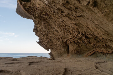 三重県熊野市の鬼ヶ城の海と岩壁