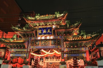 Naklejka premium ライトアップされた門