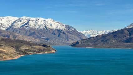 Obraz premium reservoir in the mountains with snowy peaks