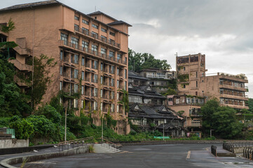 廃墟となった廃旅館の外観