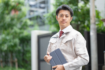 作業着を着たミドル男性