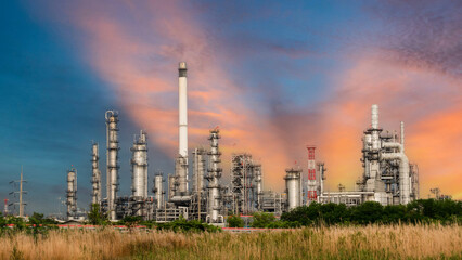 Obraz premium Oil and Gas Industrial zone,The equipment of oil refining,Close-up of industrial pipelines of an oil-refinery plant,Detail of oil pipeline with valves in large oil refinery.