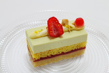 ピスタチオとフランボワーズのケーキ