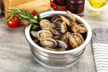 Raw vongole clams for cooking