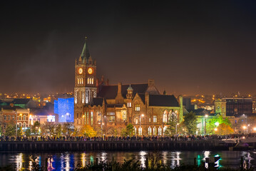 Obraz premium Derry's Iconic Guildhall in Evening Splendor
