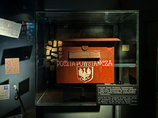 Obraz premium Skrzynka na listy poczty powstańczej - eksponat w Muzeum Powstania Warszawskiego