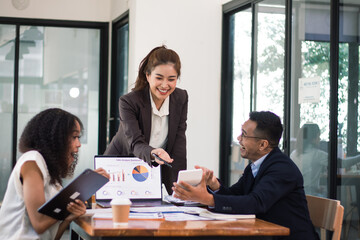 Obraz premium Executive meeting Asian organizations that have achieved success and are happy