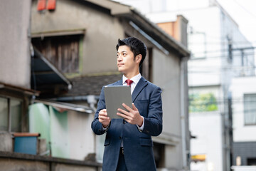 建物の前に立つビジネスマン