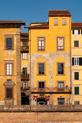 Italia, Toscana, Pisa, palazzi lungo il corso del fiume Arno.