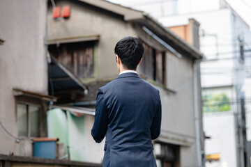 Fototapeta premium 建物の前に立つビジネスマン
