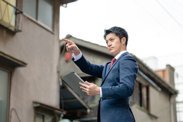 建物の前に立つビジネスマン