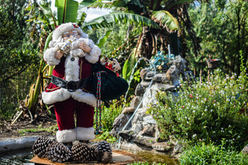 ¡La magia de la Navidad capturada en un solo momento! Papá Noel lleno de alegría, listo para compartir su espíritu festivo y esparcir sonrisas en esta temporada. ¡Haz que esta Navidad sea inolvidable  © EstebanRendon