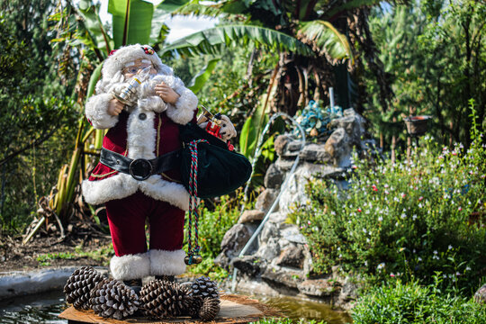 &iexcl;La magia de la Navidad capturada en un solo momento! Pap&aacute; Noel lleno de alegr&iacute;a, listo para compartir su esp&iacute;ritu festivo y esparcir sonrisas en esta temporada. &iexcl;Haz que esta Navidad sea inolvidable 