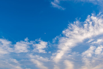 夕空と小さな月