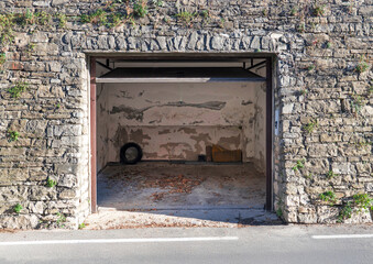 Garage aperto e vuoto
