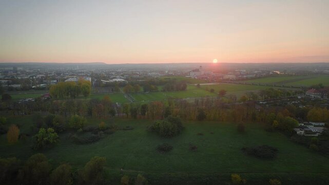 Drohnenflug &uuml;ber die Sportst&auml;tte Ostragehege in Dresden &ndash; Blick auf Dynamo Dresdens Trainingsst&auml;tte mit Fu&szlig;ballfeldern, Joynext Arena, Dresdner M&uuml;hle und die herbstliche Landschaft bei Sonnenuntergang