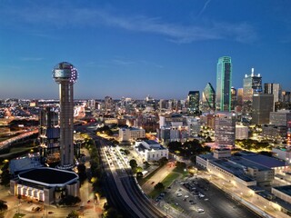 Fototapeta premium Dallas Texas cityscape at night Stunning aerial drone shot capturing the illuminated skyline, skyscrapers, and urban landscape of downtown Dallas. Perfect for projects requiring a modern dynamic city
