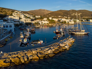 Der kleine Fischerhafen in Katapola, Amorgos, Kykladen, Griechenland, Europa