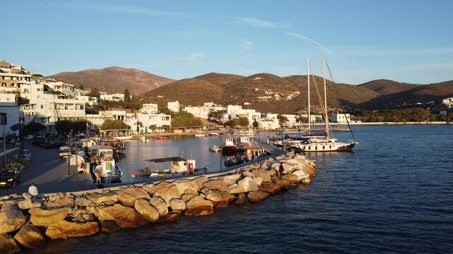 Der kleine Fischerhafen in Katapola, Amorgos, Kykladen, Griechenland, Europa