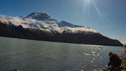 Imagen tomada en el Calafate, Argentina en la que se aprecian lagos, montañas y nevados.