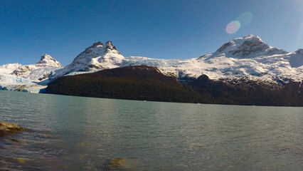 Imagen tomada en el Calafate, Argentina en la que se aprecian lagos, montañas y nevados.