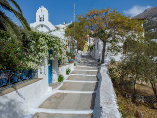 Schmale Straße mit weiß getünchten Häuser im Bergdorf Lagada, Amorgos, Kykladen, Griechenland, Europa