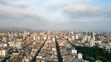Obraz premium Green park in the middle of the south american city of Lima on a sunny summer afternoon