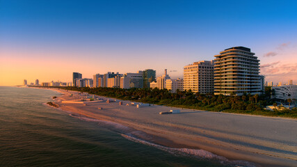 Obraz premium Sunrise over the Miami Beach with view of Faena district