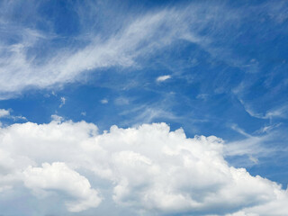 Obraz premium Fluffy clouds in blue sky