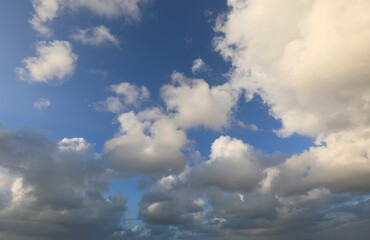 Obraz premium ideal background for the concept of weather forecasting or nature with white and gray clouds and the sky