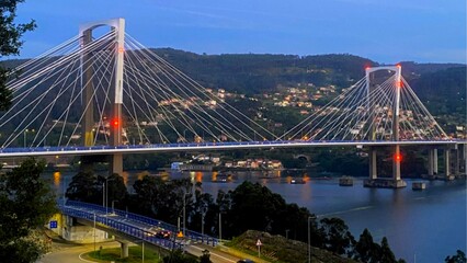 Obraz premium Panorámica del puente de Rande sobre la ría de Vigo, Galicia