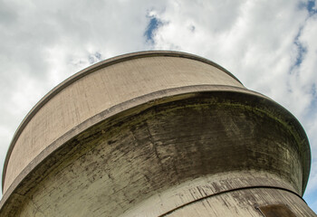 ch&acirc;teau d'eau en forme de grosse tour ronde en b&eacute;ton avec un ciel bleu nuageux