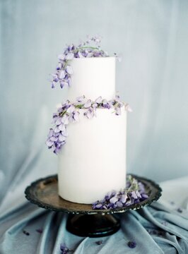 Two-storey wedding cake