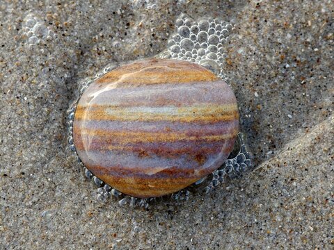 Bunter gestreifter Stein an der Nordseek&uuml;ste