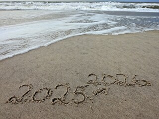 2025 2026 Jahresübergang im Strandsand