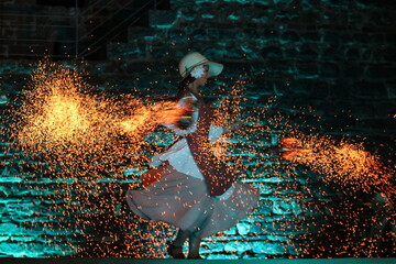 Rapariga da época medieval a brincar com o fogo. Contrastes entre azuis com laranjas que transmitem a ideia de fantasia e magia.  © Maiara