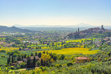 Obraz premium View of historic town of Castiglion Fiorentino and the Val di Chiana. Tuscany, Italy