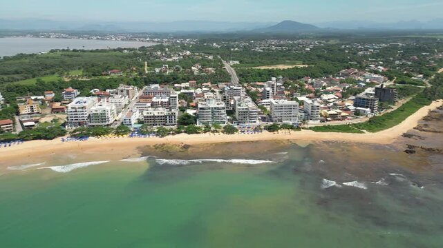 Imagem a&eacute;rea da praia de Castelhanos em um dia ensolarado. Areias brancas, mar calmo e piscinas naturais.