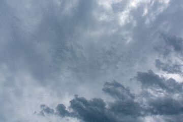 céu encoberto de nuvens