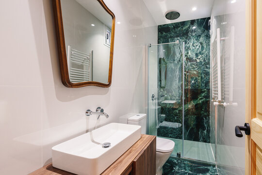 A modern and elegant bathroom