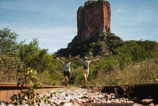 couple travelling with beautiful landscape