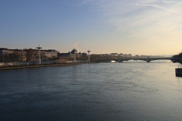 Le fleuve Rhône à Lyon en fin d'automne au coucher du soleil, ville de Lyon, département du Rhône, france