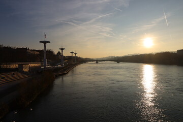 Le fleuve Rh&ocirc;ne &agrave; Lyon en fin d'automne au coucher du soleil, ville de Lyon, d&eacute;partement du Rh&ocirc;ne, france