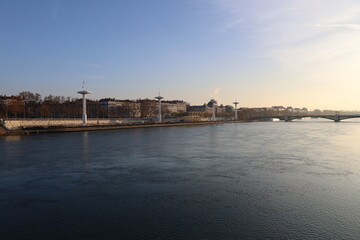Le fleuve Rhône à Lyon en fin d'automne au coucher du soleil, ville de Lyon, département du Rhône, france
