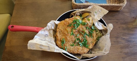 Ogromny kotlet schabowy. © WalDec