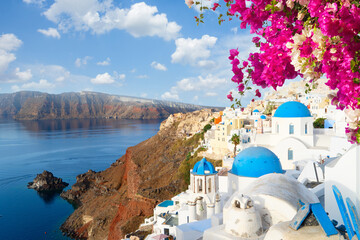 Obraz premium famous blue domes and volcano caldera with sea landscape, beautiful details of Santorini island, Greece