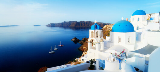 Obraz premium white church belfry and volcano caldera with sea landscape, beautiful details of Santorini island, Greece, banner
