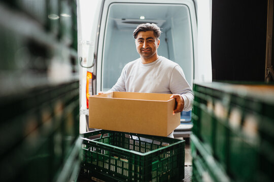 Service worker uploading delivery box