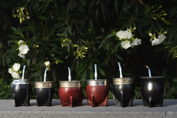 Fotografía de Mate Artesanal de Cuero y Alpaca - Producto Sudamericano en Uso Diario