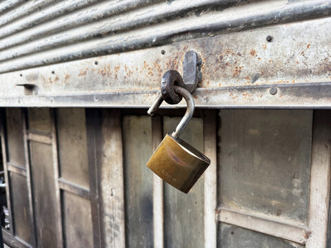 padlock on shop shutters. It is called "Asma Kilit" in Turkish.